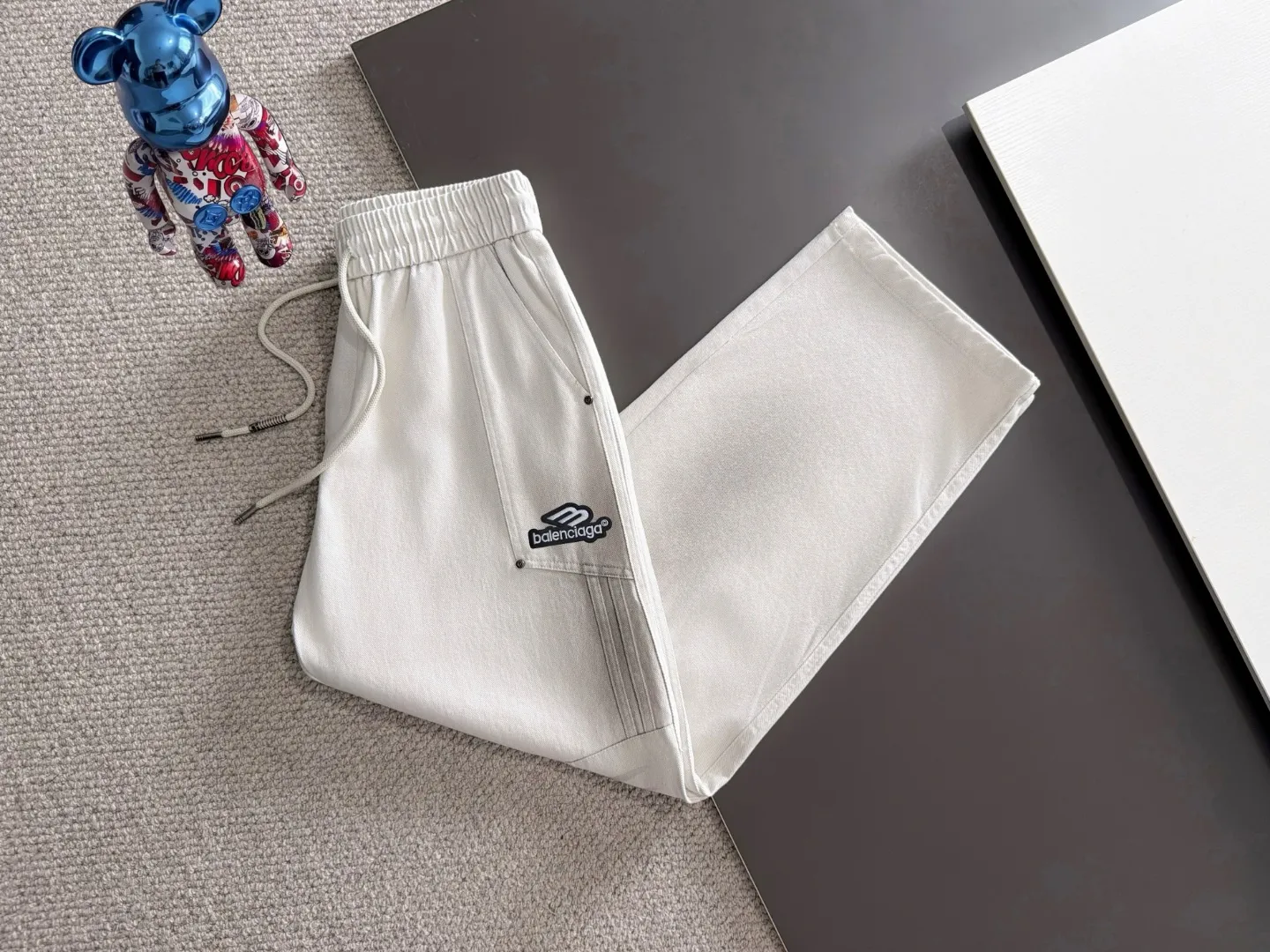 Shipped next day P195 Balenciaga 2026 Summer New Arrival elastic band casual pants, counter-customized fabrics, Breathable, high comfort, impeccable details, brand element design concept, reflecting high quality. It feels delicate and soft! It presents a casual cut and the upper body shape is great! Sizes:S-3XL